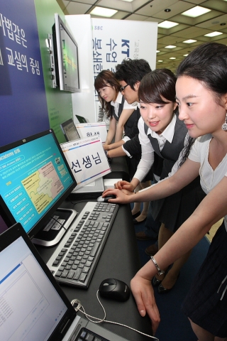 20일 오전 KT광화문청사에서 선생님과 학생복장을 입은 도우미들이 KT, 한국마이크로소프트와 한국HP가 함께 학교 정보화를 위해 추진하는 서버기반컴퓨팅(SBC ; Server Based Computing)을 시연해 보이고 있다.