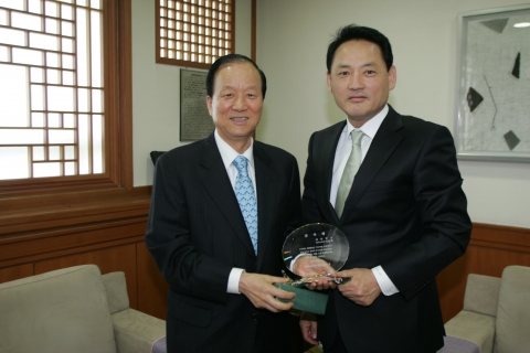 대한항공이 세계 3대 박물관인 루브르에 한국어 안내 서비스를 제공한 공로를 인정받아 정부로부터 감사패를 받았다. 이종희 대한항공 총괄사장(왼쪽)이 5월20일 서울 세종로 문화체육관광부 청사에서 유인촌 문체부 장관으로부터 감사패를 받은 후 사진촬영을 위한 포즈를 취하고 있다.