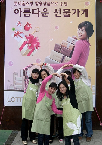 20일(화), 제1회 세계인의 날에 롯데홈쇼핑이 아름다운재단과 ‘다문화응원 캠페인’ 협약식을 갖고 롯데홈쇼핑 신헌 대표(왼쪽)가 아름다운재단 윤정숙 상임이사에게 후원금을 전달하고 있다.