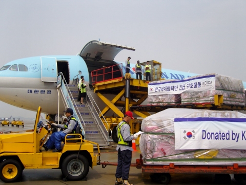 대한항공 직원들이 5월 21일 인천국제공항 화물청사에서 사이클론(태풍)으로 피해를 입은 미얀마 이재민에게 수송 될 정부•국제협력단(KOICA)의 구호품을 화물기 전세기에 선적하고 있다. 대한항공 화물기는 이날 오전 11시 인천공항을 출발해 2시20분(현지시간) 미얀마 양곤공항에 도착한다. 대한항공이 수송하는 구호품은 의약품 30톤, 전력복구용 전선 10톤 등이다.