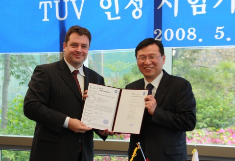 TUV 공인 시험기관 인증서 수여식(조준형 LS전선 기술개발본부장과 요하네스 파울루스 반 헹스툼 TUV SUD 코리아 대표)