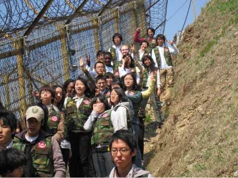 철책선 걷기(출처 : DMZ관광주식회사)