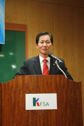 제4대 한국소방정책학회 회장으로 취임한 한국소방안전협회 박창순 회장이 취임소감을 밝히고 있다.