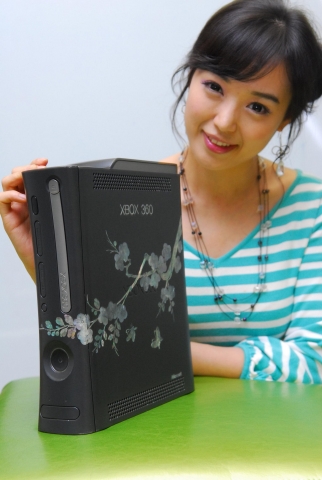 한국마이크로소프트가 5월 22일 공개한 자개 Xbox 360. 지난 6일 빌 게이츠 마이크로소프트 회장의 방한 시 이명박 대통령에게 선물한 것과 같은 제품으로, 마이크로소프트의 차세대 비디오 게임기 Xbox 360에 전통 공예 기법인 자개가 입혀져 차세대 IT 기술과 우리 고유의 아름다움이 조화를 이룬 모습을 상징하고 있다. 자개 Xbox 360은 증정용으로 특별히 2개만 제작됐다.