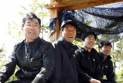 현대중공업에 함께 근무하며 봉사활동을 하고 있는 장영권 씨 4형제. (왼쪽부터 장영석, 장영권, 장영만, 장영훈 씨)