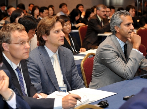 개막식에 참가한 해외제약사 관계자들이 기조연설을 듣고 있다.