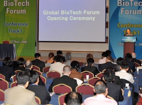 KOTRA 홍기화 사장이 개막 연설을 하고 있다.