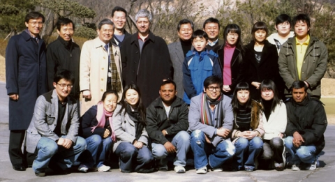 황우석 박사와 루 호손(바이오아트사 사장), 수암생명공학연구소 연구원의 사진(출처 : www.bestfriendsagain.com)