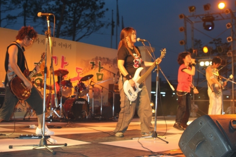 2007년 천안역에서 열린 동아리 거리문화공연 무대에 오른 한기대 록밴드 '제스트'가 노래를 부르고 있다