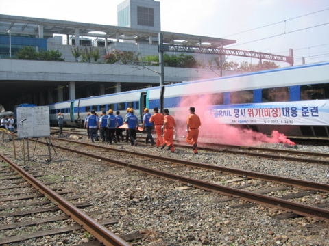 코레일과 관계기관이 지난 2007년 8월 대구역 구내에서 KTX 탈선사고를 가상으로 재현해 위기대응 훈련을 하고 있다.
