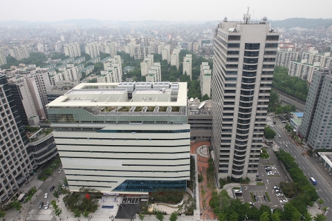 KT 목동 ICC 신축건물 전경(좌)과 구 목동 IDC 건물(우)