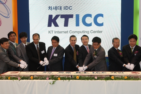 KT 목동 ICC 개관행사에 참석한 남중수 사장과 VIP 참석자들이 떡케익을 커팅하며 축하하고 있다.