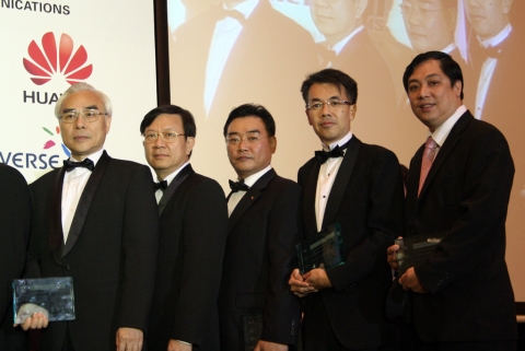 SK텔레콤(사장 김신배, www.sktelecom.com)의 정낙균 커머스사업본부장(사진 가운데)이 23일 싱가포르에서 열린 제5회 Frost & Sullivan 아시아태평양 ICT 어워드에서 기프티콘 서비스로 ‘올해의 혁신서비스상’을 받고, 포즈를 취하고 있다.