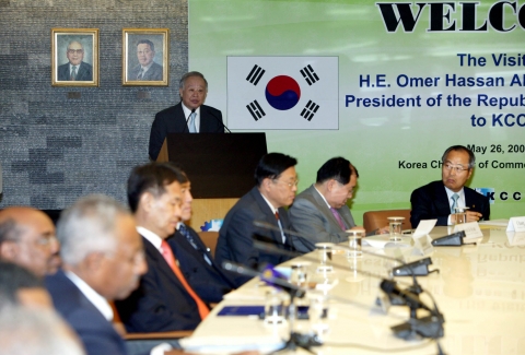 대한상공회의소는 26일 남대문 상공회의소회관에서 알 바쉬르 수단 대통령이 참석한 가운데 수단기업인총연합회와 ‘양국 기업의 경제협력 확대를 위한 MOU’를 체결했다. MOU 체결에 앞서 손경식 대한상공회의소 회장이 환영사를 하고 있다.