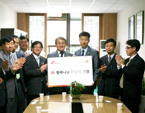 SK텔레콤 이철행 IT인프라관리팀장(사진 오른쪽 세번째)은 동국대 공과대학장 조승구 교수(사진 오른쪽 네번째)에게 5월 26일, 동국대학교에서 대학생들의 취업활동 지원을 위한 IT기술교육용 실습장비 기증 증서를 전달했다. SK텔레콤은 동국대학교 및 목포대학교에 총 48대의 IT실습장비를 지원할 계획이다.