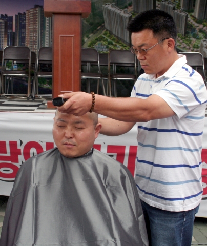 대한안마사협회의 송근수회장 외 임원들은 헌법재판소의 위헌승소를 기원하면 삭발식을 가졌다