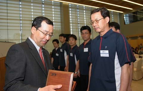 LS 구자홍 회장(왼쪽)이 &#039;T-fair 2008&#039; 연구 기술 시상식에서 콤팩트형 부스닥트를 개발한 LS전선 김동욱 수석연구원(오른쪽)에게 시상하는 모습