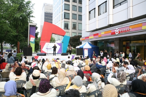 관광공사 앞마당에서 공연중인 마위(Mawi)