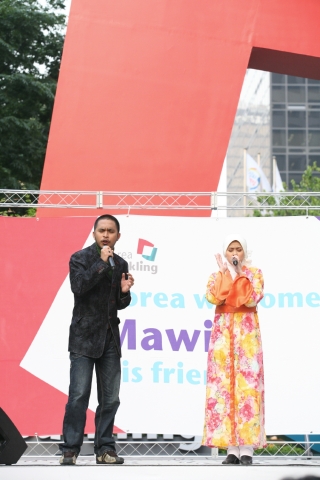 듀엣곡 열창중인 마위(좌)와 여가수 헬리자(Heliza,우)