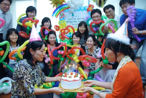 사노피-아벤티스 임직원들이 &#039;환아를 위한 파티 플래닝&#039;을 통해 배운 풍선아트를 활용해 즉석에서 당일 생일자를  축하해주고 있다.