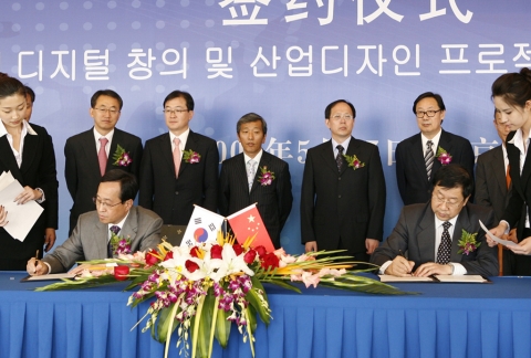 국제 디지털 창의 및 산업디자인 프로젝트 협력 MOU에 사인하고 있는 SK텔레콤 김신배 사장(왼쪽)과 장보쉬(張伯旭) 북경경제기술개발구(BDA)주임.