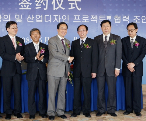 SK텔레콤 김신배 사장(왼쪽에서 세번째)과 거우쫑민(苟仲文) 북경시 부시장(왼쪽에서 네번째),  장보쉬(張伯旭) 북경경제기술개발구 주임(왼쪽에서 다섯번째)이
국제 디지털 창의 및
