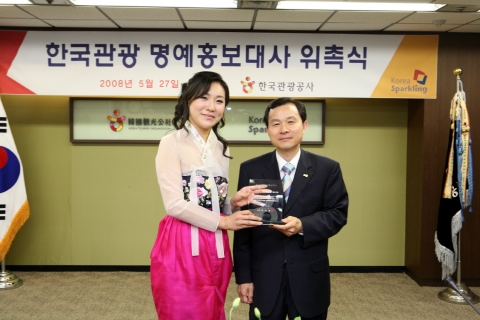 좌-팝페라/크로스오버 가수 로즈, 우-한국관광공사 오지철 사장