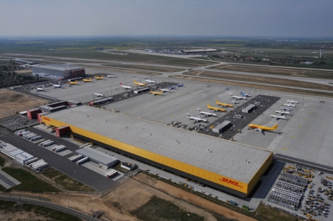 독일 라이프치히/할레 공항(Leipzig/Halle Airport)에 신축 완공된 DHL 유럽 항공물류 허브의 전경. 약 3억 유로를 투자했으며, 총 2,000,000㎡의 면적을 자랑하고 있다.