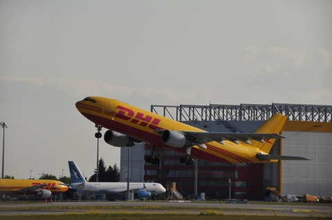 새로운 DHL 유럽 항공물류 허브인 독일 라이프치히/할레 허브에서 DHL 항공운송기가 이륙하고 있다.