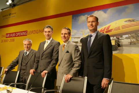 DHL 유럽 항공물류 허브 공식 개장식에 참석한 DHL허브 유럽의 프로젝트 매니저 마이클 레인보스(Michael Reinboth), 프랑크 아펠(Frank Appel) DPWN CEO, 스콧 프라이스(Scott Price) DHL 익스프레스 유럽 CEO 및 로버트 비에거(Robert Viegers) DHL 라이프치히 허브 전무 이사 (왼쪽부터)