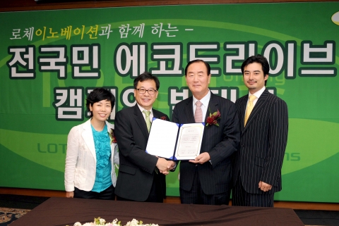 기아자동차는 경제적이고 친환경적인 운전습관을 널리 알리고 범국민적으로 보급 운동을 펼치는 로체 이노베이션과 함께하는 「전 국민 에코 드라이브 캠페인 발대식」을 개최했다. (왼쪽부터 방송인 김미화 씨, 오영 기아차 국내영업본부 판매사업부장, 박세환 에코 드라이브 국민운동본부 총재, 인기 탤런트 이세창 씨)