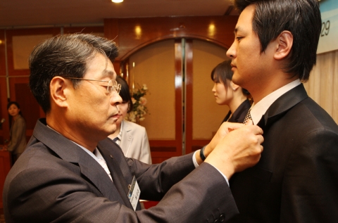 신임 최상운 사장님이 아이타스 직원에게 금행표 수여하는 모습