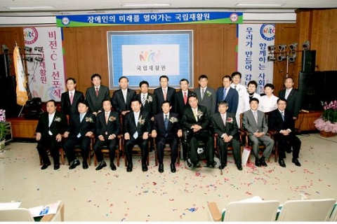 귀빈들과 기념촬영