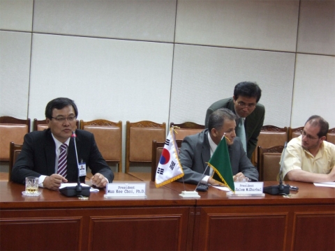 ETRI 최문기 원장(왼쪽)과 리비아 과학연구부 산하 신재생에너지연구소 구발(Ghurbal) 소장(오른쪽)이 차세대 태양전지 공동 개발과 관련하여 의견을 교환하고 있는 모습