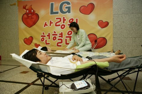 LG임직원들이 3일부터 이틀간 서울 여의도 LG트윈타워에서 「LG 사랑의 헌혈운동」을 펼친다. 사진은 LG 임직원들이 헌혈을 하고 있는 모습