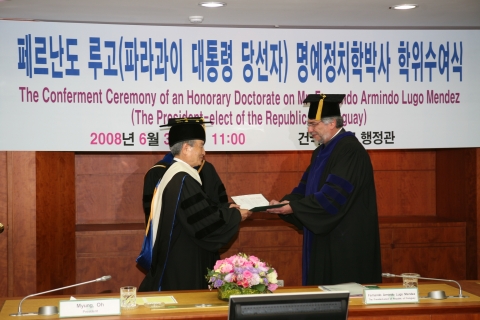 방한중인 페르난도 루고 파라과이 대통령당선인이 3일 건국대에서 명예정치학박사 학위를 받은 후 오 명 총장과 악수하고 있다.
