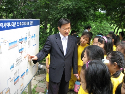 <아시아나 환경스쿨>에 견학 온 강서구 염창초등학교 학생들이 아시아나 직원으로부터 아시아나타운(강서구 오쇠동 소재)내 친환경 오폐수처리시설에 대한 설명을 듣고 있다.