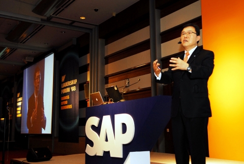 SAP 리더십 포럼 '08에서 기조연설중인 SAP 코리아 한의녕 사장