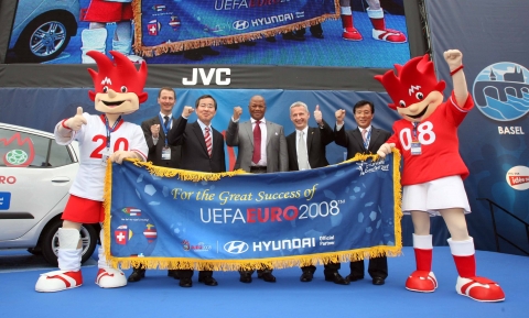 유로 2008 성공을 기원하며 각국 VIP들 및 현대차 임원들이 유로 2008 공식 마스코트 트릭스(Trix), 프릭스(Flix) 와 함께 포즈를 취하고 있는 모습. (왼쪽부터) 현대차 스위스 대리점 사장 마티아스 시레그햄 사장 (Matthias Sileghem, Managing Director, Hyundai Suisse AG), 현대차 최재국 해외영업본부 사장(Jae-kook Choi, President of Hyundai Motor Company's Sales & Planning),  남아공 교통부 장관 제프 라디브 (Jeffrey Radebe, South Africa's Transport Minister), 바젤 시장 한스피터 가스 (Hanspeter Gass, member of the cantonal government of Basel), 현대차 안건희 서유럽 법인장 (Kun-hee Ahn, President of Hyundai Motor Europe)