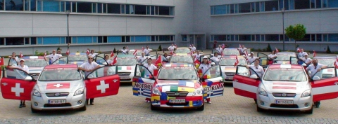 지난 5일 슬로바키아 질리나에 위치한 기아차 유럽공장에서 열린 유로 2008 대회의 성공과 대회 참가국을 상징하는 디자인의 씨드랩핑카로 대회 개최국인 오스트리아-스위스를 순회하는 Drive To Glory 행사 발대식 출발 장면. (사진은 대회 참가 16개국의 모든 국기로 래핑된 씨드 차량)