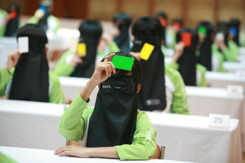 세계 유일의 두뇌올림피아드인 IHSPO(국제브레인HSP올림피아드) 한국대회에 참가한 선수들이 두뇌 고등감각인지능력(HSP)를 평가하는 &#039;브레인윈도우&#039; 종목에서 시각을 완전히 차단한 채 카드를 인지하는 두뇌능력을 선보이고 있다. 한국에서 창설된 국제브레인HSP올림피아드 한국대회에는 전국 16개 도시에서 10만명이 참가한 예선에 참가했으며 이 중 1천명이 본선에 올랐다.