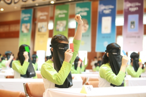 세계 유일의 두뇌올림피아드인 IHSPO(국제브레인HSP올림피아드) 한국대회에 참가한 선수들이 두뇌 고등감각인지능력(HSP)를 평가하는 &#039;브레인윈도우&#039; 종목에서 시각을 완전히 차단한 채 카드를 인지하는 두뇌능력을 선보이고 있다. 한국에서 창설된 국제브레인HSP올림피아드 한국대회에는 전국 16개 도시에서 10만명이 참가한 예선에 참가했으며 이 중 1천명이 본선에 올랐다.