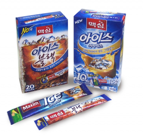 좌측부터 ‘맥심 아이스 블랙 믹스’, ‘맥심 아이스 커피믹스’