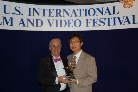 2008 US 국제 영상 페스티벌 수상 사진(왼쪽-페스티벌 의장 Lee W. Gluckman, Jr. , 오른쪽-공사 L.A 지사장 이재경)