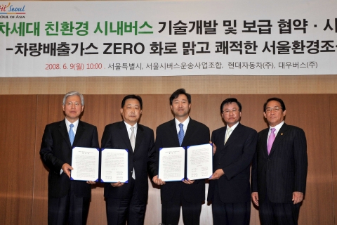 현대자동차는 9일 서울시청에서 서울시와 친환경 버스 보급을 위한 ‘친환경버스 개발 및 보급 사업 협약식’을 개최했다. 사진은(좌측부터) 대우버스(주)대표이사 여성국, 현대자동차 최한영 사장, 오세훈 서울시장, 김종원 서울버스운송조합 이사장, 박병구 환경수자원부위원회위원장이 협약서를 들고 기념촬영을 하고 있는 모습.