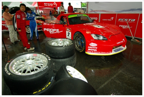 경기중단 결정까지 피트에 대기하며 머신에서 내리지 못하고 있는 김한봉선수