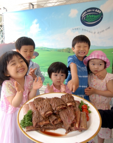 지난 6일 열린 뉴질랜드 대사관저 시식행사에 참석한 아이들이 먹음직스러운 ‘뉴질랜드 자연이 키운 소고기’를 앞에 두고 환하게 웃고 있다