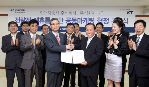 현대차는 10일 서울 계동 현대차 국내영업본부에서 KT와 ‘현대차 & KT 제휴 프로모션 협정’을 체결하고 8월까지 현대차 구매고객이 KT 상품에 가입하면 사은품을 증정하는 마케팅을 실시한다. 사진은 오른쪽 이광선 현대차 국내영업본부장과 왼쪽 이병우 KT 마케팅부문장이 양해각서를 체결한 뒤 악수를 나누는 모습.