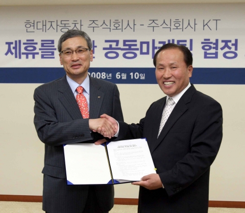 현대차는 10일 서울 계동 현대차 국내영업본부에서 KT와 ‘현대차 & KT 제휴 프로모션 협정’을 체결하고 8월까지 현대차 구매고객이 KT 상품에 가입하면 사은품을 증정하는 마케팅을 실시한다. 사진은 오른쪽 이광선 현대차 국내영업본부장과 왼쪽 이병우 KT 마케팅부문장이 양해각서를 체결한 뒤 악수를 나누는 모습.