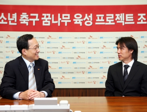 환담을 나누고 있는 김신배 사장(左)과 홍명보 이사장(右)